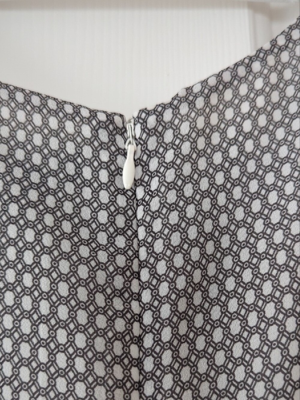 Ann Taylor Factory Gray Printed Sleeveless Blouse with Striped Scarf Detail - Picture 4 of 7